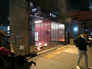 中国系銀行の破壊行為 交通銀行の破壊、セントラル駅出口への放火。すべて黒い服を着た集団が行った破壊行為です。